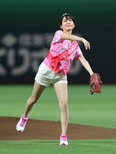 始球式を行うミス日本グランプリの沼田萌花さん