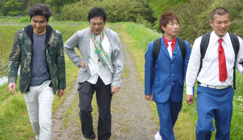 山道を歩く（左から）小澤征悦、渡辺いっけい、Ｕ字工事の福田薫、益子卓郎（Ｃ）テレビ朝日