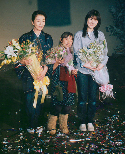 １９９９年、ＮＨＫ朝ドラ「すずらん」に出演した賠償千恵子・柊瑠美・遠野凪子（左から）
