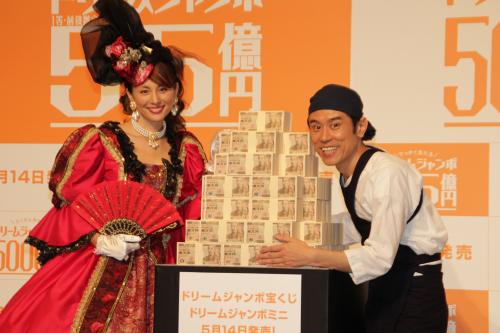「ジャンボ宝くじ」新ＣＭキャラクターに就任発表会見で、５・５億円のイミテーションを前に笑顔の米倉涼子（左）と原田泰造