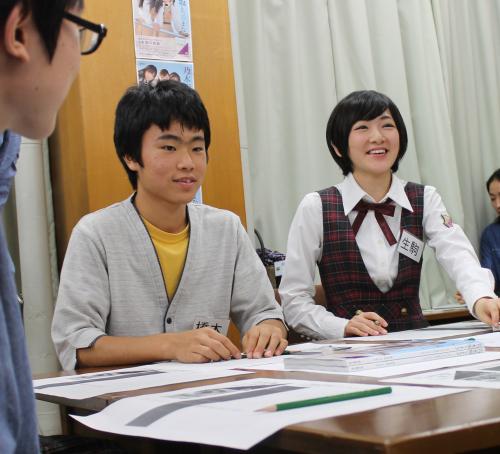 麻布高校弁論部の生徒とテーブルを囲んで勉強する乃木坂４６・生駒里奈