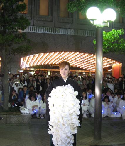 東京・有楽町の東京宝塚劇場前でファンに送られる蘭寿とむ