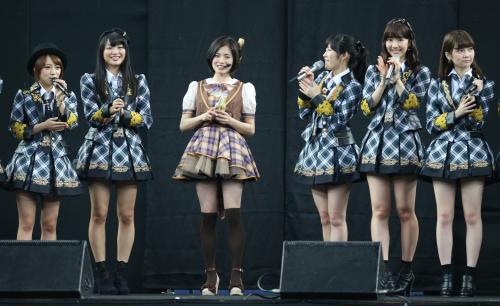 【画像・写真】大人ＡＫＢ塚本まり子　サプライズ登場　握手会１番人気