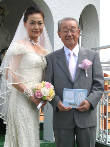 ２００９年６月、「プロポーズイベント」に仲良く出席した山本文郎さん（右）と由美子夫人
