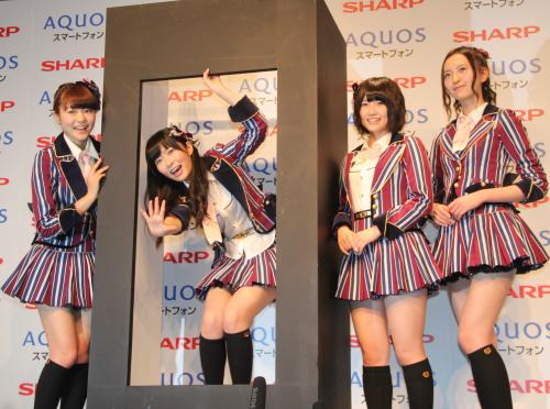 「ＳＨＡＲＰ　ＡＱＵＯＳスマートフォン」のＷＥＢプロモーション告知イベントに登場したＨＫＴ４８の（左から）穴井千尋、指原莉乃、朝長美桜、森保まどか