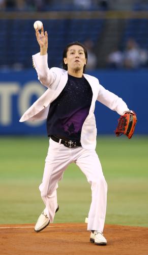 【画像・写真】ヒミツのイケメン!?芸能人は狩野英孝　始球式に登場　