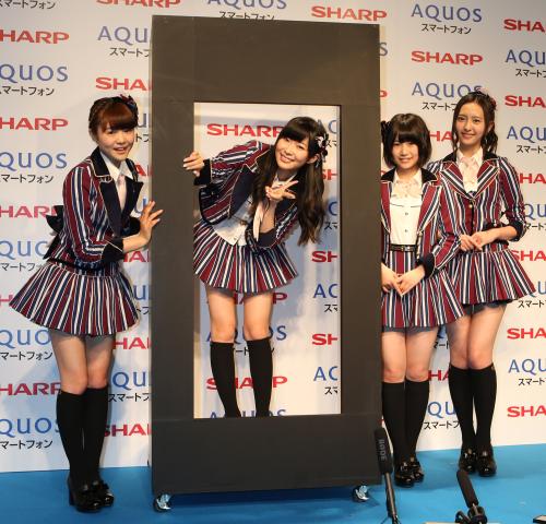 シャープ　ＡＱＵＯＳスマートフォンキャンペーン発表会で、笑顔でポーズをとるＨＫＴ４８の（左から）穴井千尋、指原莉乃、朝長美桜、森保まどか