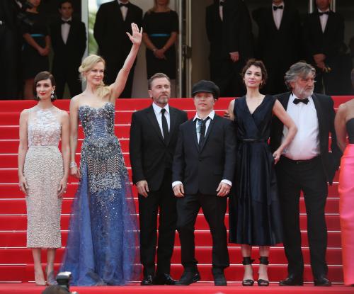 第67回カンヌ国際映画祭開幕式に出席したニコール・キッドマン（左から２人目）ら開幕上映作品の関係者ら