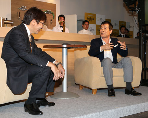 トークショーで水谷事業部長（左）とプレモルについて熱く語る矢沢