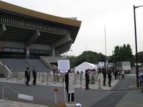 ＜ポール全中止＞21日に公演開催予定だった東京・日本武道館には中止を知らせる係員とグッズを求めるファン数十人の姿が