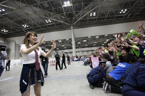 握手会・写メ会でファンにあいさつする大島優子（C）AKS