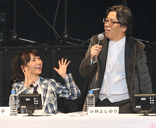 ２月のＡＫＢ４８グループ大組閣祭りでは解説者として登場した小林よしのり氏。左は大島優子