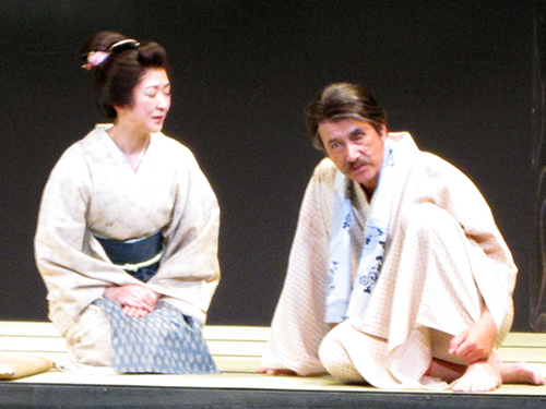 初日の幕を開けた舞台「日本の面影」で小泉八雲を演じる草刈正雄と妻セツ役の紺野美沙子