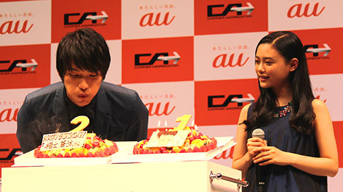 「ａｕ新ＣＭ発表会」でバースデーケーキのろうそくの火を消す福士蒼汰（左）、と杉咲花
