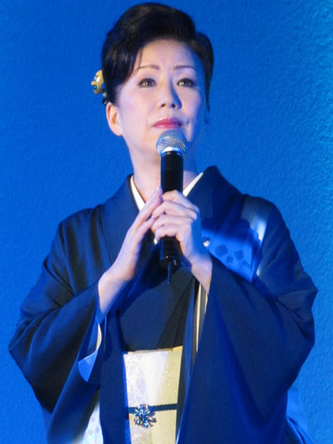 演歌歌手で女優の仁支川峰子