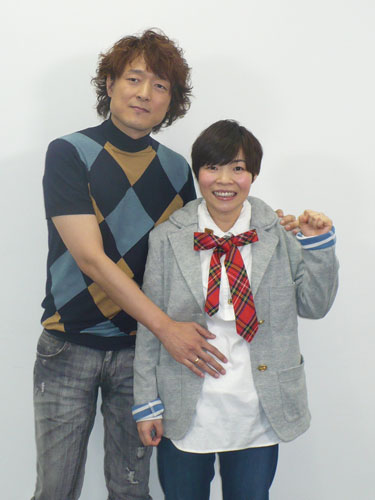 夫で元トランペット奏者の福島正紀さん（左）と笑顔を見せるお笑いタレントの山田花子