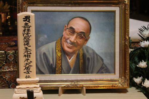 藤木相元氏の祭壇に飾られた肖像画。７２歳頃に描かれたもので、生前、本人が特に気に入っていた表情の絵だった