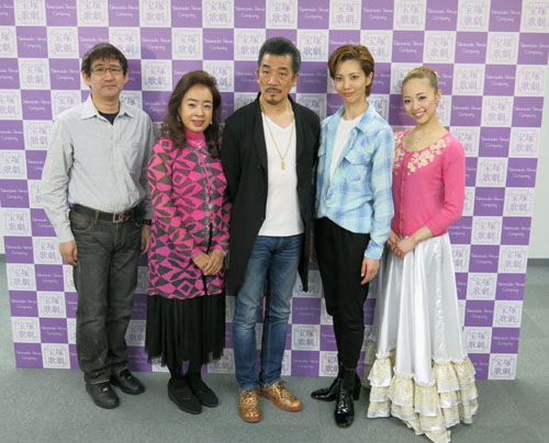会見で笑顔を見せる（左から）作・演出の中村一徳氏、阿木燿子、宇崎竜童、壮一帆、愛加あゆ