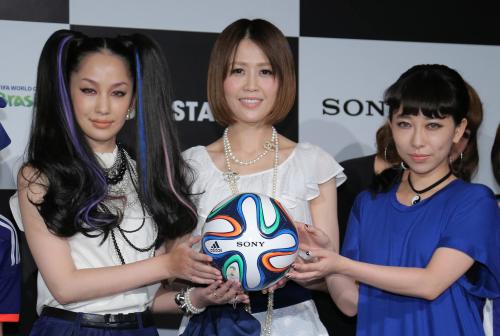サッカーボールを手に笑顔の（左から）中島美嘉、東京国際大女子サッカー部総監督の大竹七未さん、加藤ミリヤ
