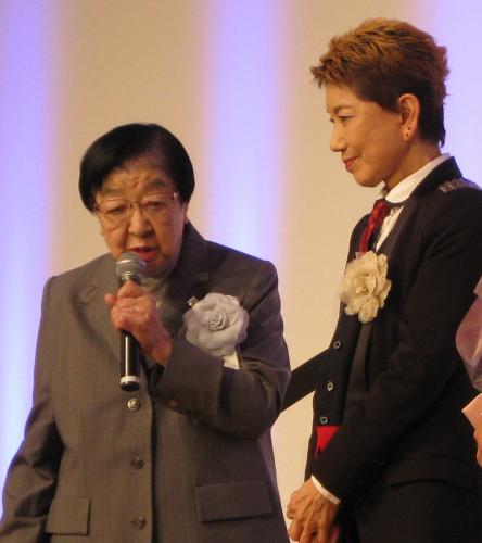 志賀信夫賞を受賞した石井ふく子プロデューサー（左）と水前寺清子