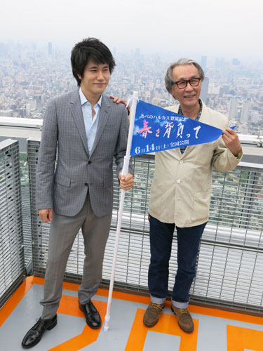 地上３００メートルで会見し笑顔の松山ケンイチ（左）と監督を務めた木村大作氏