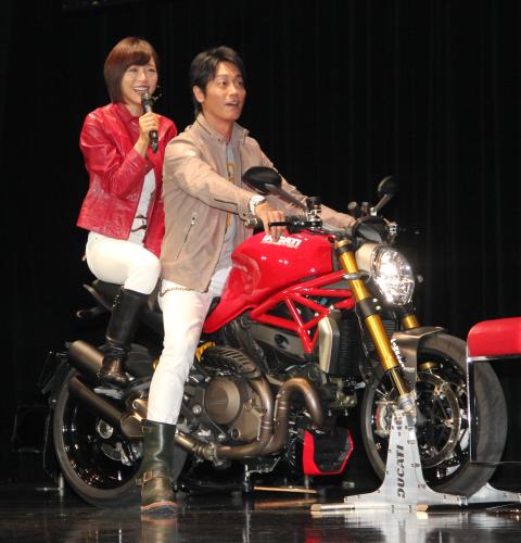 イタリア最新モデルバイク「モンスター１２００」お披露目イベントで永井大の後ろにまたがる釈由美子