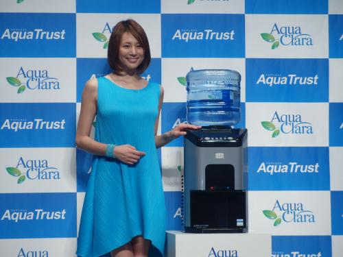 【画像・写真】米倉涼子　「きれいな水」イメージの青いワンピース姿に
