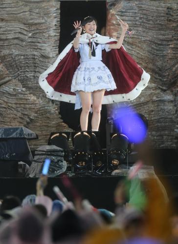 【画像・写真】味スタにＡＫＢファン７万人　大雨注意報と厳戒の中で声援、混乱なし