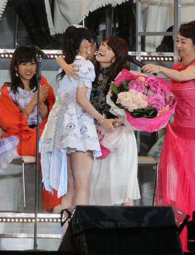 ＡＫＢ総選挙で１位となった渡辺麻友（左）を祝福する大島優子