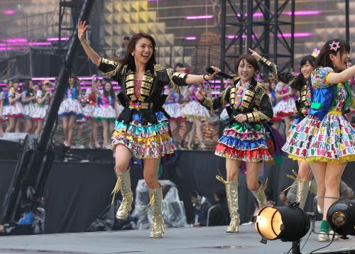 ファンの声援に応えながらステージを盛りあげる大島優子