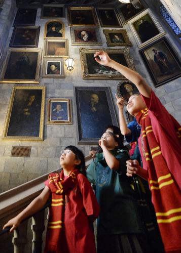 映画「ハリー・ポッター」の世界を再現したＵＳＪの新エリアで「ホグワーツ城」内の壁に掛けられた動く肖像画に歓声を上げる子どもたち