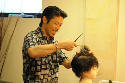 ＴＢＳ「同窓生」のカリスマ美容師の役作りで、カットの練習を行うＥＸＩＬＥの松本利夫（Ｃ）ＴＢＳ