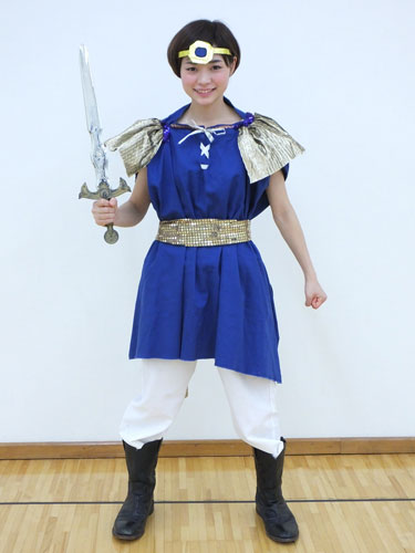 テレビゲームの勇者をイメージした衣装の安田由紀奈