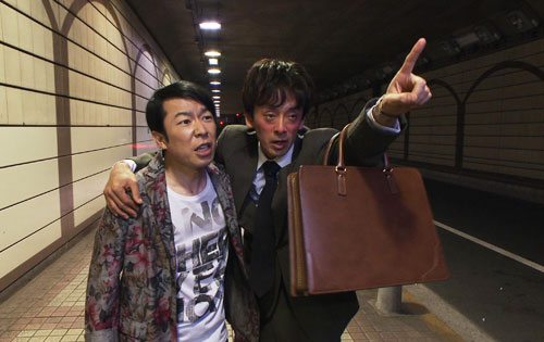 本人役で「俺のダンディズム」に出演するダンディ坂野（左）と滝藤賢一（Ｃ）テレビ東京
