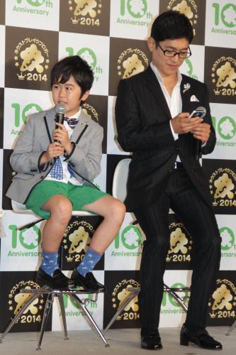 「２０１４年Ａｍｅｂａネクストブレイクブロガー授賞式」鈴木福（左）の隣で授賞式中にスマホでブログをアップする薬丸裕英