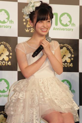 「２０１４年Ａｍｅｂａネクストブレイクブロガー授賞式」でドレス姿で笑顔を浮かべる橋本環奈