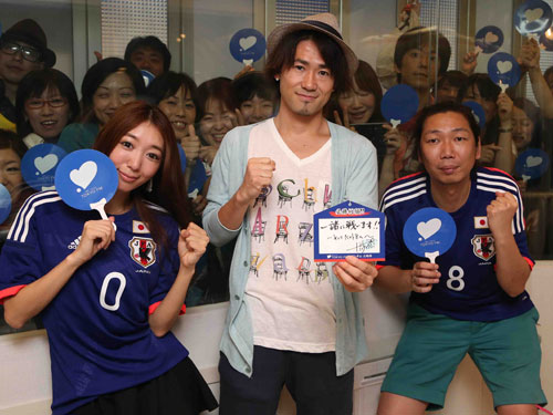 メッセージを手に笑顔の（左から）浜崎美保、ナオト・インティライミ、マンボウやしろ