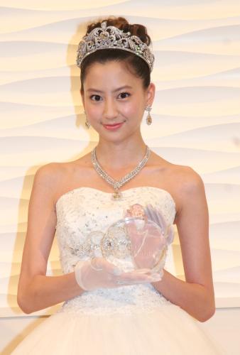 第１回花嫁アワードでグランプリを受賞した河北麻友子は、７億円のジュエリーを身に着け登場