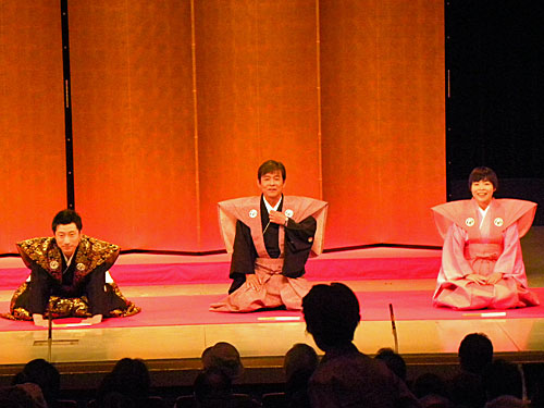 すっちー（左）の座長就任公演の口上に登場した山田花子（右）中央は内場勝則