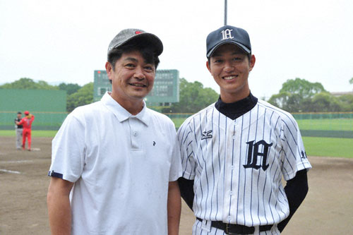 青島製作所野球部を激励に訪れた工藤公康氏（左）と工藤氏の長男・阿須加（Ｃ）ＴＢＳ