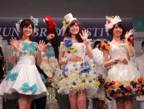 ウェディングドレス姿で登場した乃木坂４６の（左から）松村沙友理、白石麻衣、橋本奈々未