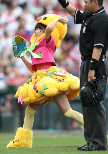 ＜広・日＞私立恵比寿中学の広田あいかが派手な姿で始球式を行う