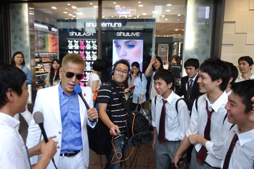 渋谷で“無回転謎かけ”を披露したじゅんいちダビッドソン（左から２人目）