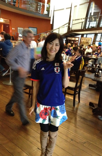 ブラジル・サンパウロ市内のカフェで日本代表戦を観戦する岡山裕子