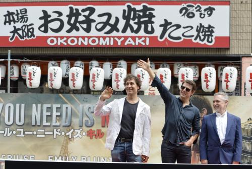 サプライズイベントで大阪・ミナミの繁華街に登場し、ファンの声援に応えるトム・クルーズ（中央）ら