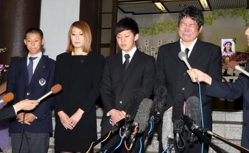 妻、飯塚初美さんの通夜で号泣するダンカン（右）と、（左から）次男・虎太郎さん、長女・美つきさん、長男・甲子園さん