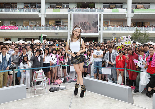 【画像・写真】ともちん　ライブにこじるりが“変装”飛び入り
