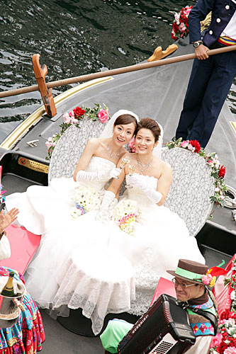 昨年３月、東京ディズニーシーで初の同性結婚式を挙げた東小雪さん（左）と増原裕子さん（Ｃ）ＴＢＳ