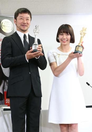 【画像・写真】浅野忠信、モスクワ映画祭トロフィーに笑顔「いい重みだな」