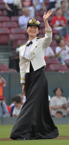 試合前、国歌斉唱をし、引き揚げる「美しすぎる自衛官」海上自衛隊・三宅由佳莉さん